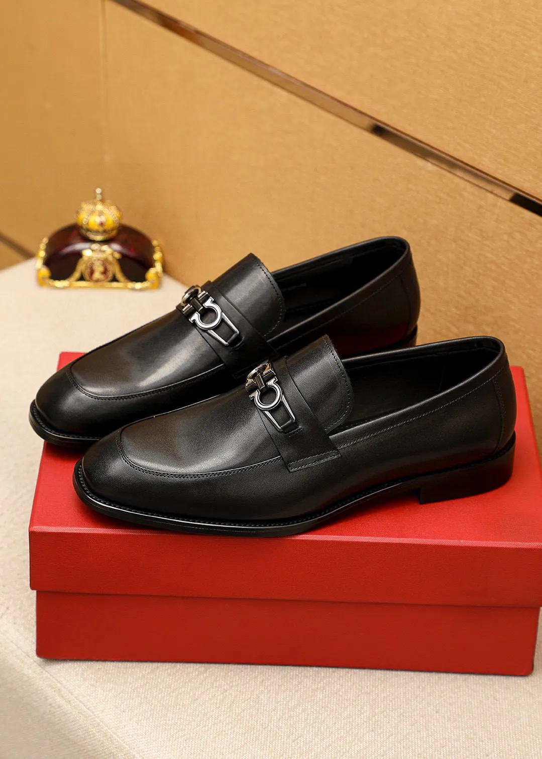 Men's shoes 💰460 💐 Product trademark: Ferragamo "Ferragamo" casual leather shoes Regular size: 38-44 (45.46🉑️customized) Product materials: Selected imported first-layer calfskin upper + luxury hardware buckle, imported water-dyed cowhide leather lining. Strong three-dimensional visual effect, original rubber outsole Color: 1⃣️color optional